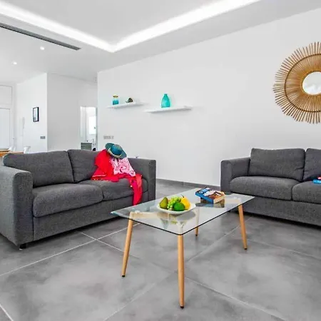 Villa In Playa Blanca Sleeps 4 With Pool And Air Con