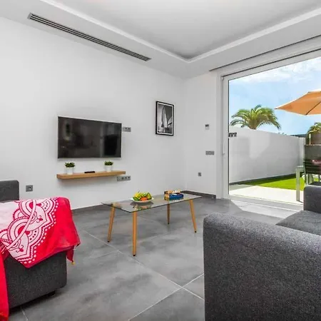 Vila In Playa Blanca Sleeps 4 With Pool And Air Con *