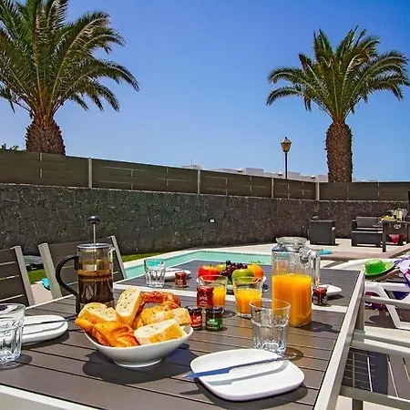 In Playa Blanca Sleeps 4 With Pool And Air Con Playa Blanca (Lanzarote)