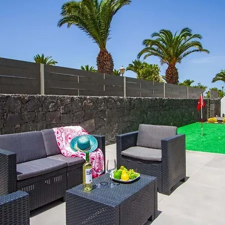 In Playa Blanca Sleeps 4 With Pool And Air Con فيلة *