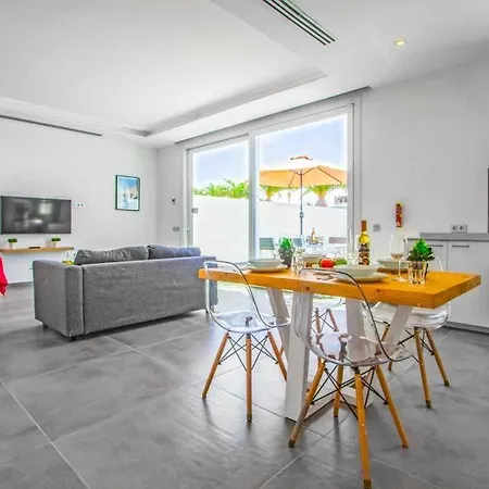 In Playa Blanca Sleeps 4 With Pool And Air Con فيلة